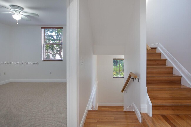 Building Photo - 2913 SW 30th Ct