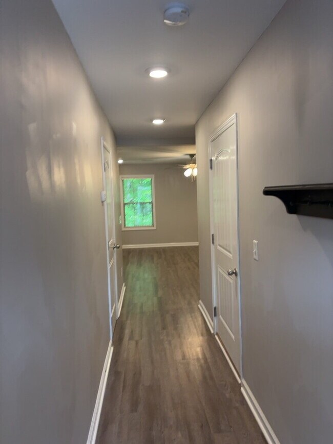 Building Photo - Gated Sango Townhome- Prime Location for Commutes
