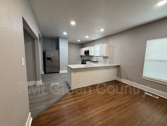 Building Photo - 620 S Zunis Ave