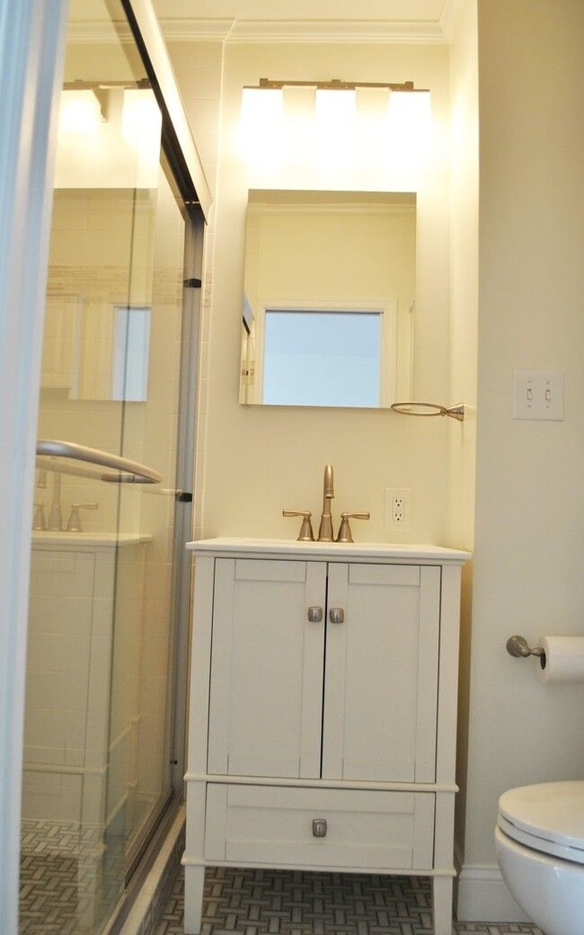 Building Photo - Georgetown near GT Medstar Hospital, Chic Rowhouse 5br/3Ba w/Yard, Deck. 2 Car Parking