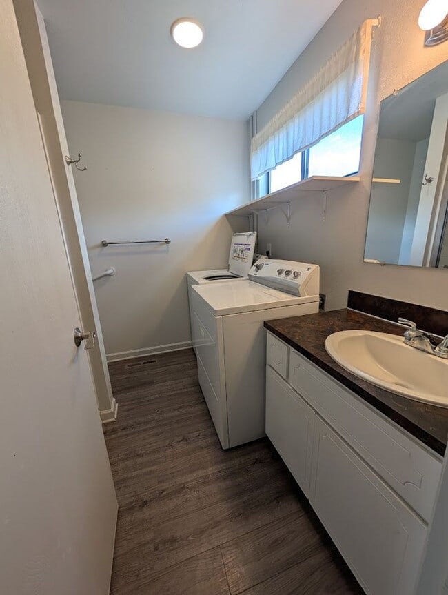Building Photo - Lovely 2 Bedroom Elks Condo