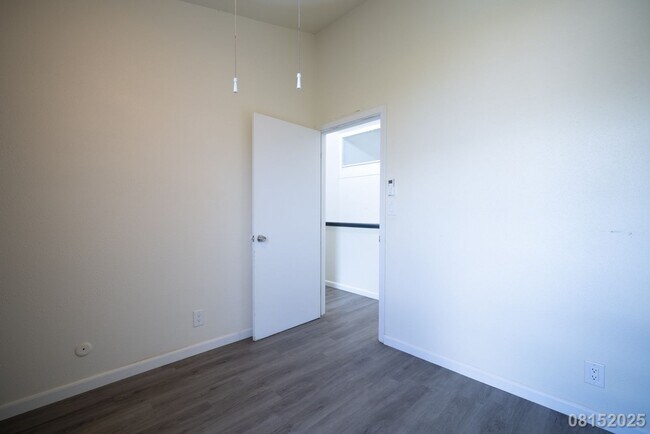 Building Photo - 3 Bed 3 Bath in Laulea Townhomes
