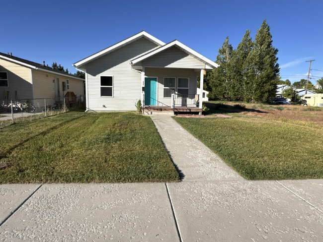 Building Photo - Charming single-level home nestled on Dill...