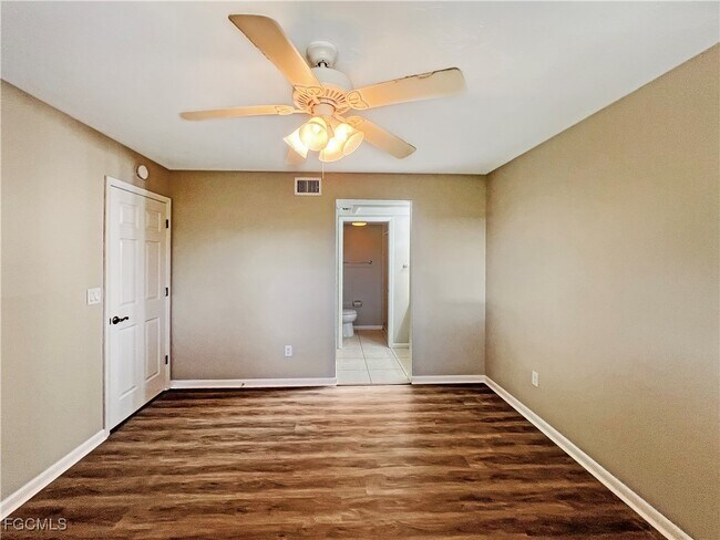 Building Photo - 4530 SW 10th Ave