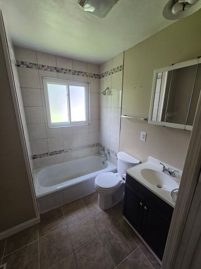 Building Photo - 3 Bedroom 1 Bathroom 1250.00