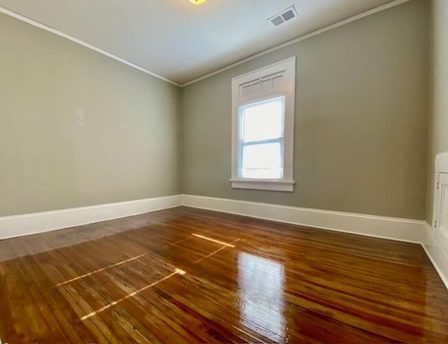 Building Photo - Villa Heights-Belmont Area 2 or 3 bed, 2 b...
