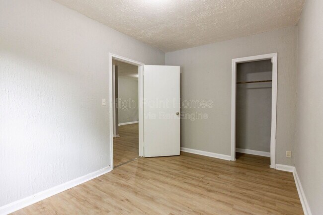 Building Photo - 433 Carver Ln