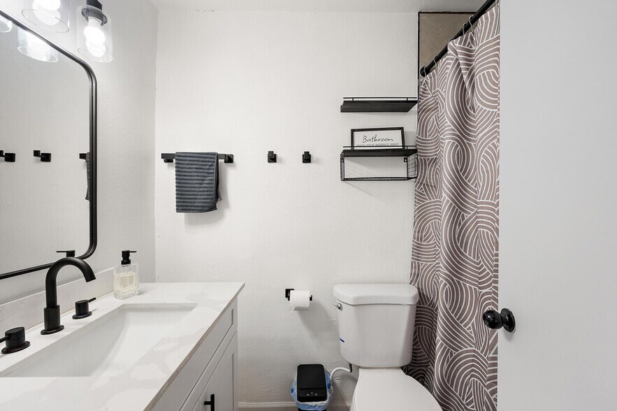 Building Photo - 2223 W Georgia Ave