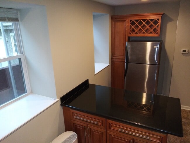 Building Photo - 733 Carpenter St