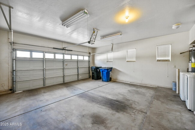 Building Photo - 1528 S Roadrunner Dr