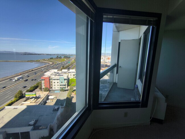 Building Photo - 1BD/1BATH Condo Available in Pacific Park Plaza