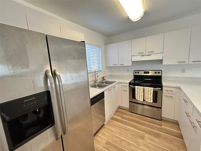 Building Photo - 6255 SW Kendale Lakes Cir