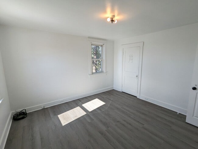 Building Photo - Cozy 2 Bedroom House on quiet street (Mars...