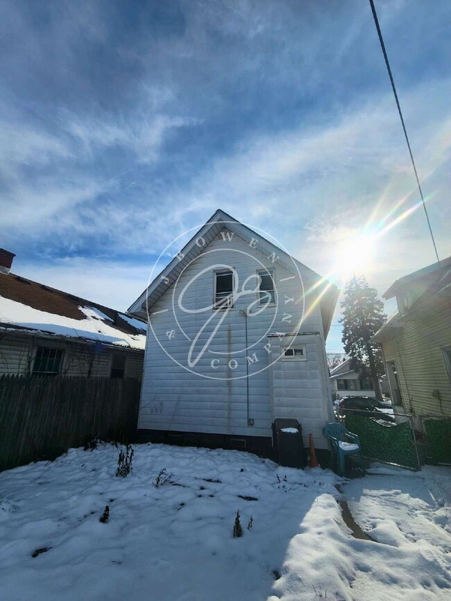 Building Photo - Must-See 2-Story, 2-Bedroom Home with Fenced Yard