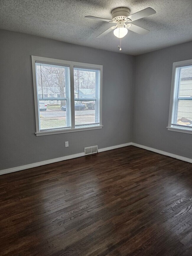 Building Photo - 1025 S St Clair St