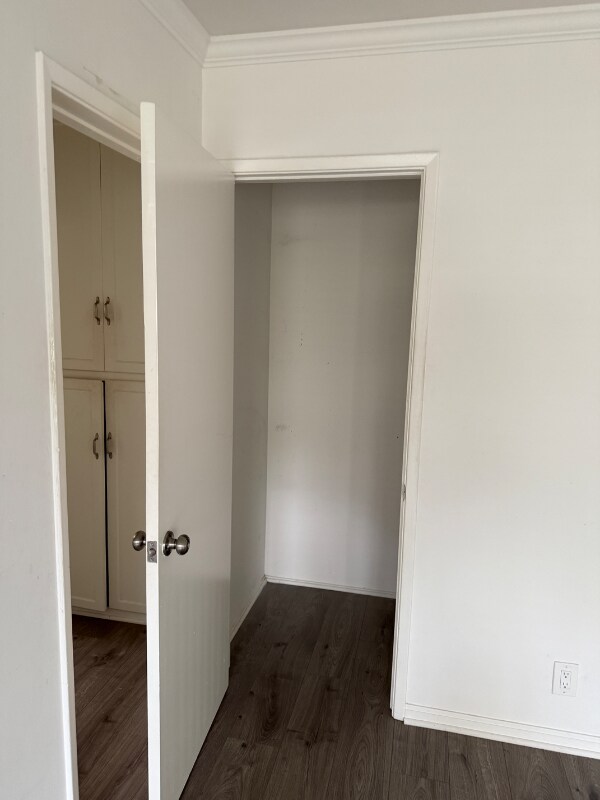 Building Photo - 2140 Beachwood Dr