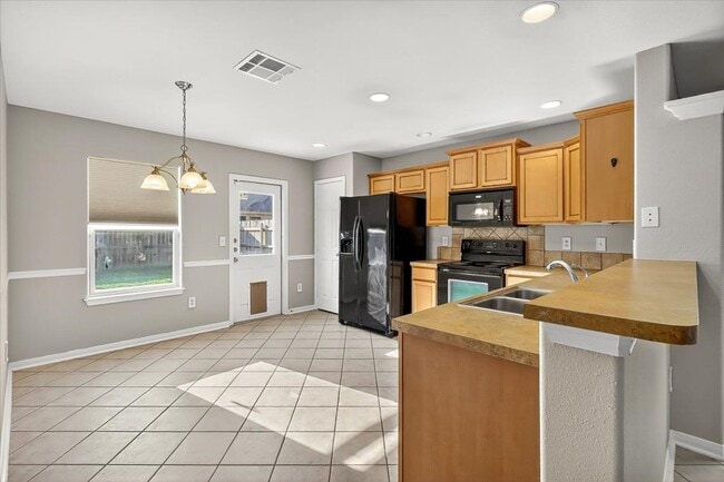 Building Photo - 2110 Encino Dr