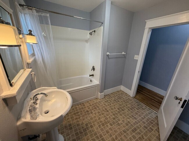 Building Photo - 3 bed/1 bath house