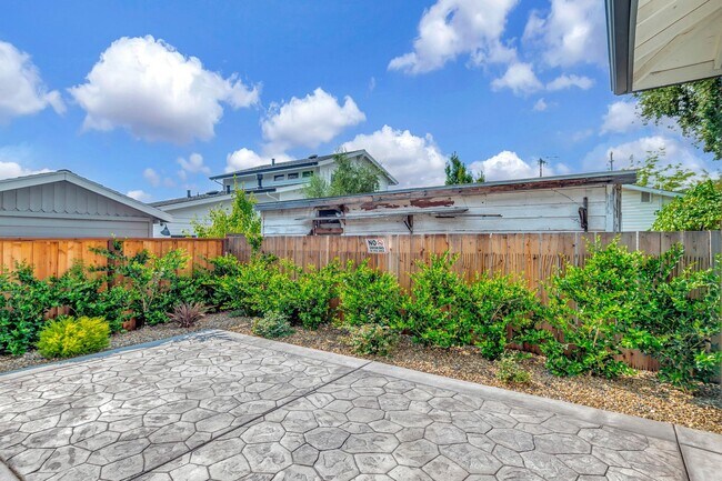 Building Photo - Fully Furnished 3BD/2BA Home with Solar – ...