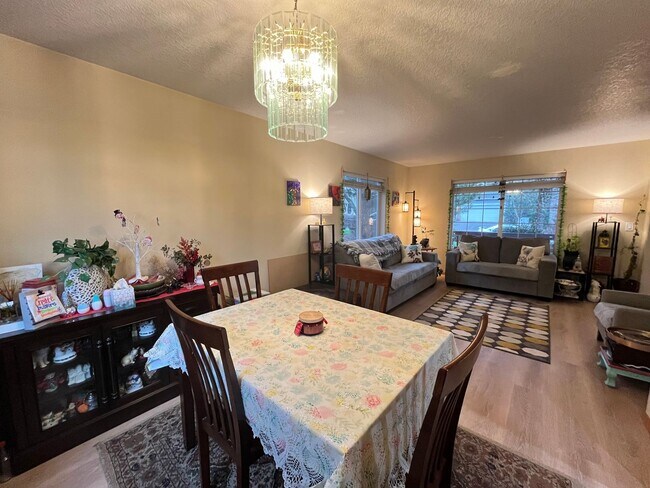 Building Photo - Beautiful 3 Bed, 2.5 Bath House in Central...