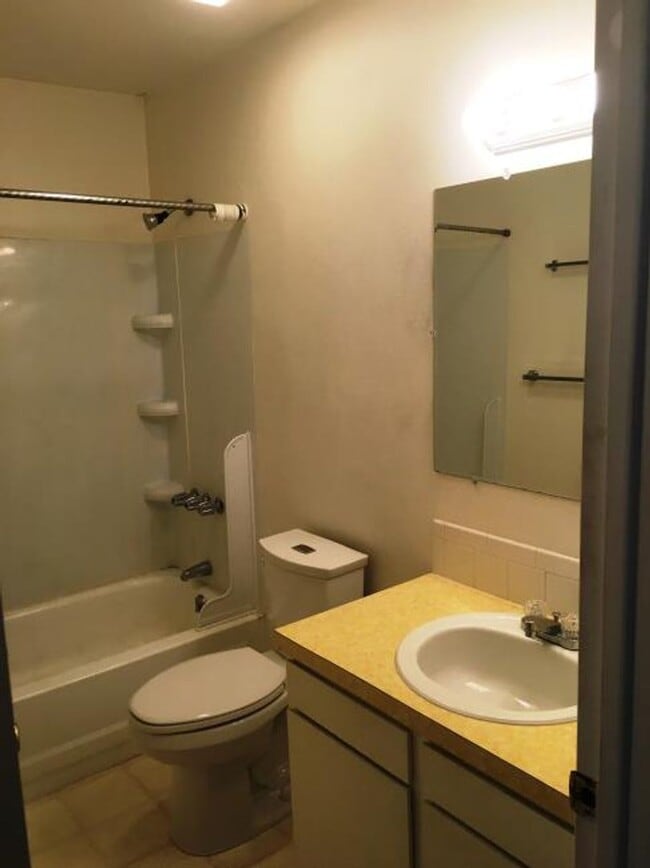Building Photo - 2 Bedroom Apartment with Garage Available August 1st
