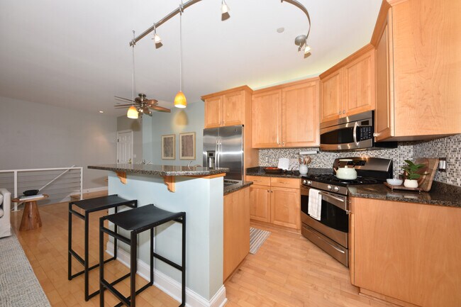 Building Photo - 1515 N Van Buren St