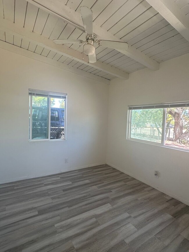 Building Photo - SUPER CUTE 2 BEDROOM HESPERIA HOUSE