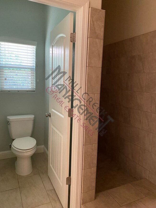 Building Photo - Beautiful 3 bedroom/2 bath home in northwe...