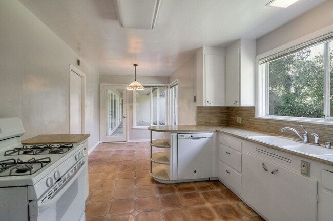 Building Photo - Home For Rent in Beautiful Saratoga!