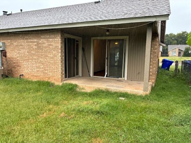 Building Photo - Charming West Norman Duplex
