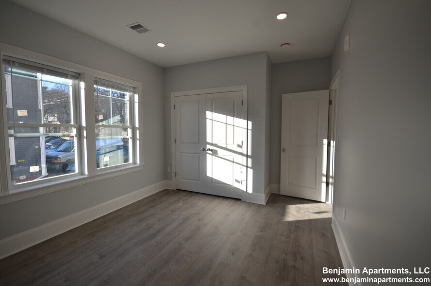 Building Photo - 128 Kenrick St
