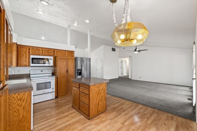Building Photo - Charming 3-Bed, 3-Bath Home in Quiet Boise...