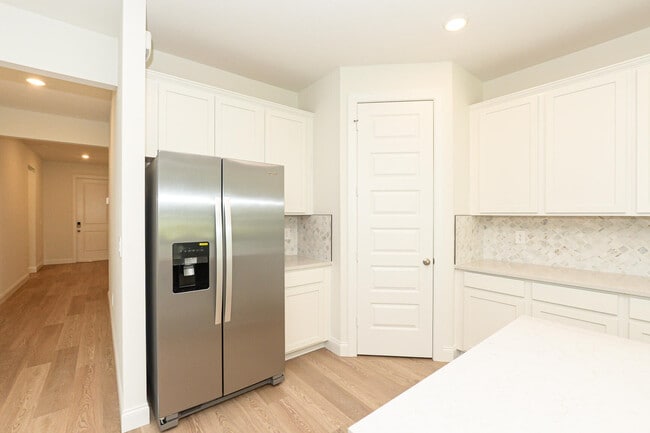 Building Photo - 9062 Dahlia Cir