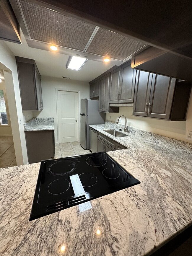 Building Photo - "Charming 2-Bedroom Townhouse in Ft Walton Beach!"