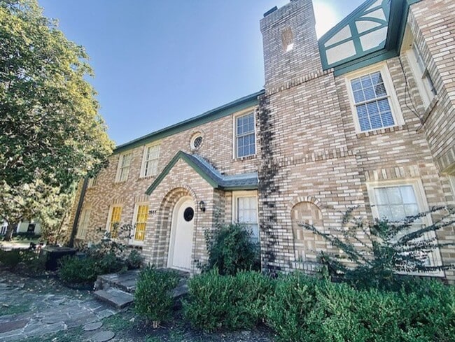 Building Photo - Modern Upstairs Unit in the Highly Desirab...