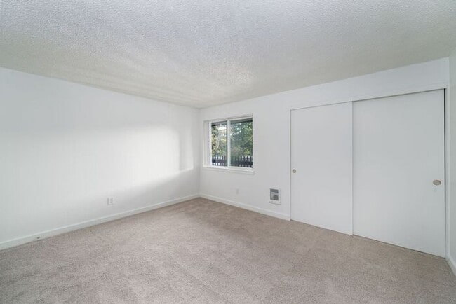 Building Photo - Spacious 2x1 unit with 1st month free! Only $1395