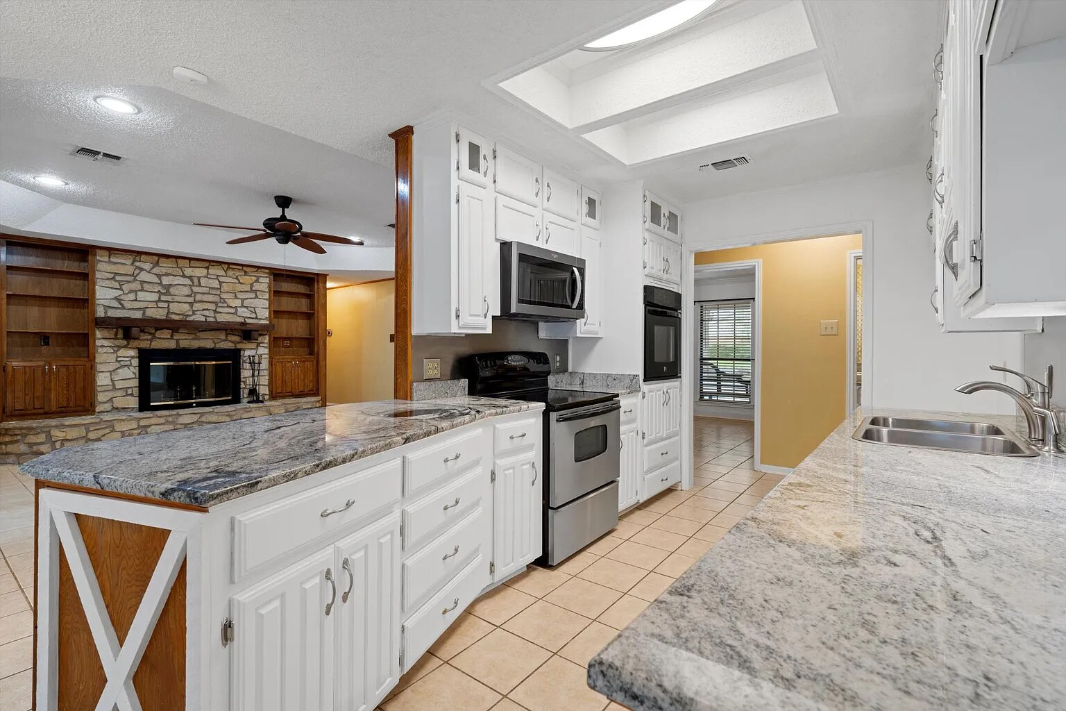 2 Oven Bar Seating - 273 Leafy Hollow Ln
