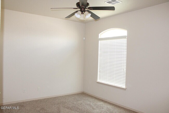 Building Photo - 13832 Hollywood Dr