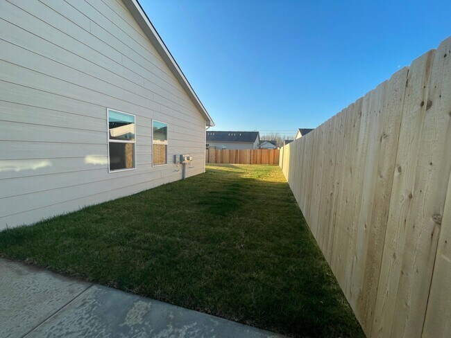 Building Photo - 1823/25 Hickory Creek