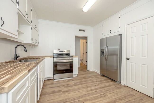 Building Photo - Freshly Renovated Rental Property!