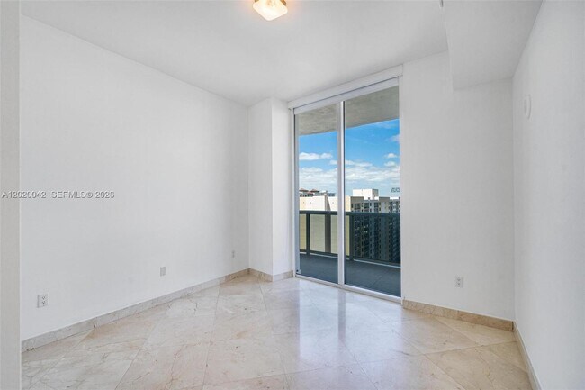 Building Photo - 16001 Collins Ave