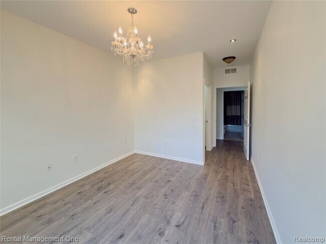 Building Photo - 5637 Twin Oaks Dr