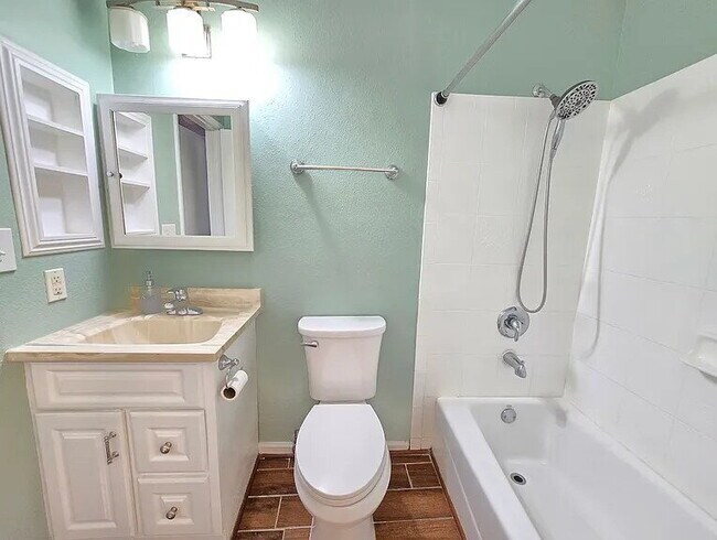Building Photo - "Charming 2-Bed, 2-Bath Gem in Tarzana - Cozy 830 Sq Ft Retreat!"