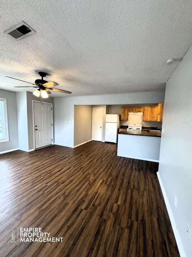 Building Photo - Move In Special: 1/2 Off 1st Month's Rent!!