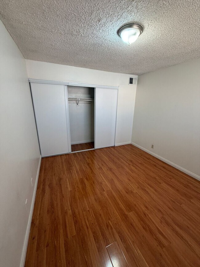 Building Photo - AMERICANA Property Mgmt - Remodeled 2 Beds Townhouse near Downtown South