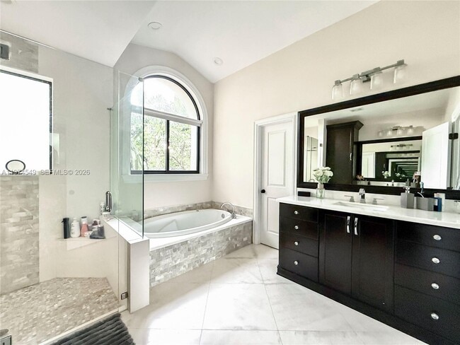 Building Photo - 400 Alexandra Cir