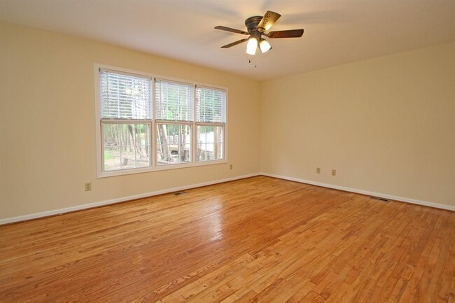 Building Photo - 1345 Goldfinch Dr