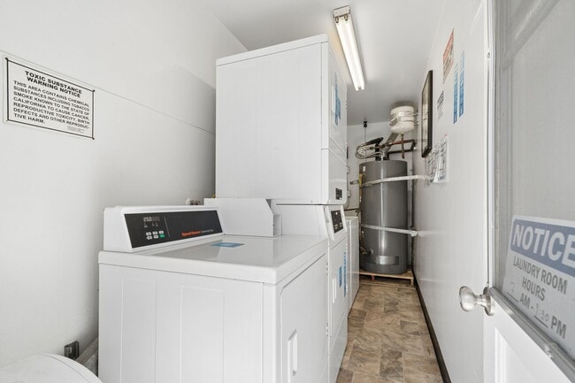 Building Photo - 2 bed 1 Bath Available Now