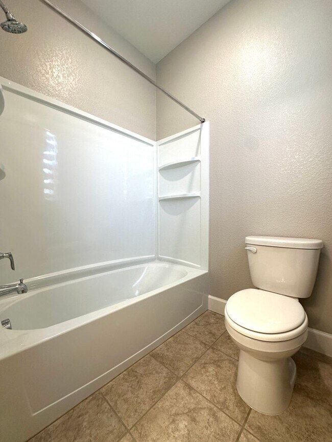 Building Photo - Beautiful Newer 5 Bedroom, 4 Bath in the h...