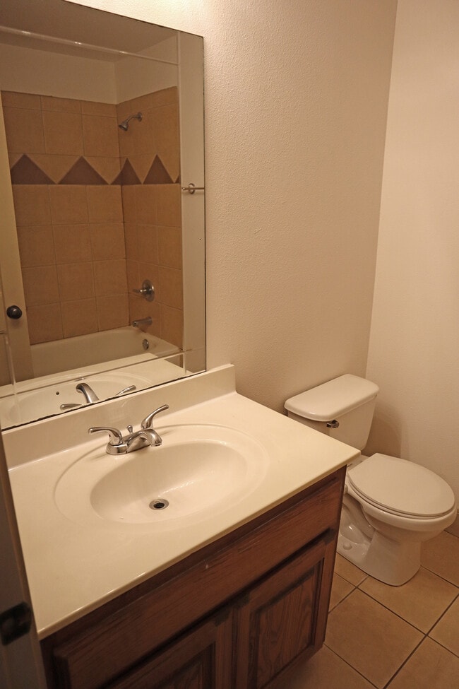 Building Photo - 1705 Hickory Dr